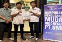 Ersan Satya Tang Jaya yang berdiri di tengah Calon ketua umum