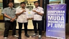 Ersan Satya Tang Jaya yang berdiri di tengah Calon ketua umum