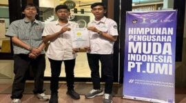 Ersan Satya Tang Jaya yang berdiri di tengah Calon ketua umum