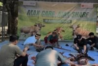 Sejumlah karyawan dan manajemen MaxOne Hotel & Resort Makassar bergotong royong memotong dan mengemas daging kurban untuk dibagikan kepada warga sekitar dalam rangka Hari Raya Idul Adha 1447 Hijriah, Rabu (27/5/2026).