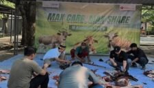 Sejumlah karyawan dan manajemen MaxOne Hotel & Resort Makassar bergotong royong memotong dan mengemas daging kurban untuk dibagikan kepada warga sekitar dalam rangka Hari Raya Idul Adha 1447 Hijriah, Rabu (27/5/2026).