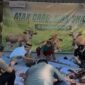 Sejumlah karyawan dan manajemen MaxOne Hotel & Resort Makassar bergotong royong memotong dan mengemas daging kurban untuk dibagikan kepada warga sekitar dalam rangka Hari Raya Idul Adha 1447 Hijriah, Rabu (27/5/2026).