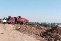 Truck Pengankut Material di Proyek Strategis di TPA