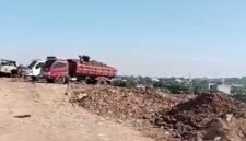Truck Pengankut Material di Proyek Strategis di TPA