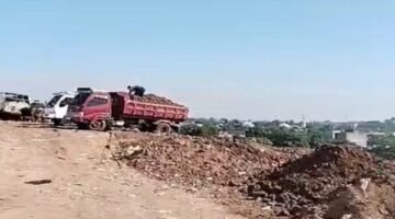 Truck Pengankut Material di Proyek Strategis di TPA