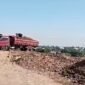 Truck Pengankut Material di Proyek Strategis di TPA