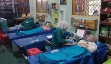 Suasana pelaksanaan donor darah yang digelar Bunda Pustaka SD Negeri Borong bersama PMI Kota Makassar di Perpustakaan SD Negeri Borong, Jumat (26/6/2026).