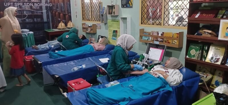 Suasana pelaksanaan donor darah yang digelar Bunda Pustaka SD Negeri Borong bersama PMI Kota Makassar di Perpustakaan SD Negeri Borong, Jumat (26/6/2026).