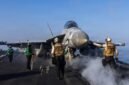 Jet tempur AS lepas landas dari kapal induk USS Abraham Lincoln di tengah memanasnya konflik dengan Iran. (Foto: US Navy/Reuters)