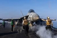 Jet tempur AS lepas landas dari kapal induk USS Abraham Lincoln di tengah memanasnya konflik dengan Iran. (Foto: US Navy/Reuters)