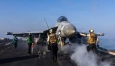 Jet tempur AS lepas landas dari kapal induk USS Abraham Lincoln di tengah memanasnya konflik dengan Iran. (Foto: US Navy/Reuters)
