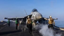 Jet tempur AS lepas landas dari kapal induk USS Abraham Lincoln di tengah memanasnya konflik dengan Iran. (Foto: US Navy/Reuters)
