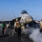 Jet tempur AS lepas landas dari kapal induk USS Abraham Lincoln di tengah memanasnya konflik dengan Iran. (Foto: US Navy/Reuters)
