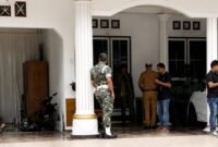 Saat Penggeledahan tidak hanya dilakukan di kediaman H. Tasman. Penyidik juga menyasar rumah jabatan Wakil Bupati Kolaka, Husmaluddin