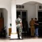 Saat Penggeledahan tidak hanya dilakukan di kediaman H. Tasman. Penyidik juga menyasar rumah jabatan Wakil Bupati Kolaka, Husmaluddin