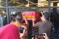 Pemkab Karawang resmi menyegel permanen Helen’s Night Mart usai terungkap kasus pesta gay yang melibatkan remaja di bawah umur. (Foto: Ist)