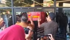 Pemkab Karawang resmi menyegel permanen Helen’s Night Mart usai terungkap kasus pesta gay yang melibatkan remaja di bawah umur. (Foto: Ist)