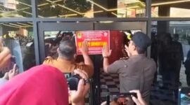 Pemkab Karawang resmi menyegel permanen Helen’s Night Mart usai terungkap kasus pesta gay yang melibatkan remaja di bawah umur. (Foto: Ist)