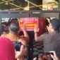 Pemkab Karawang resmi menyegel permanen Helen’s Night Mart usai terungkap kasus pesta gay yang melibatkan remaja di bawah umur. (Foto: Ist)