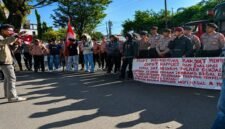 Puluhan mahasiswa yang tergabung dalam aliansi Front Mahasiswa Rakyat Menggugat, yang terdiri dari KMPI Sulsel, SGMI, FPD, dan GPM, menggelar aksi unjuk rasa