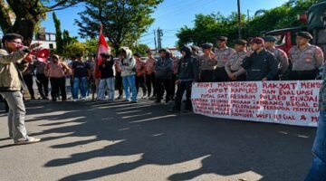 Puluhan mahasiswa yang tergabung dalam aliansi Front Mahasiswa Rakyat Menggugat, yang terdiri dari KMPI Sulsel, SGMI, FPD, dan GPM, menggelar aksi unjuk rasa
