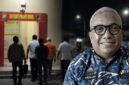 Kadis Perkimtan Gowa, Abdullah Sirajuddin, berada di Mapolres Gowa setelah ditetapkan sebagai tersangka dalam kasus dugaan korupsi penerbitan Persetujuan Bangunan Gedung (PBG). (Visual AI).
