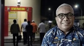 Kadis Perkimtan Gowa, Abdullah Sirajuddin, berada di Mapolres Gowa setelah ditetapkan sebagai tersangka dalam kasus dugaan korupsi penerbitan Persetujuan Bangunan Gedung (PBG). (Visual AI).
