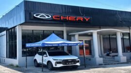 showroom penjualan mobil listrik meski masih berstatus barang sitaan.