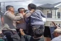 Tangkapan Video yang beredar saat pembubaran Massa Aksi