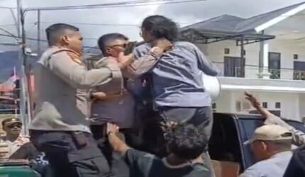 Dugaan Cekik Orator di Atas Mobil Komando, Kapolres Bombana Tuai Sorotan Tajam