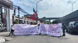 Saat berunjuk rasa, Aliansi Mahasiswa Sulawesi Selatan (AMS) secara tegas meminta Kejati Sulsel dan BNNP Sulsel mengusut tuntas kasus pengiriman paket sabu lintas provinsi yang dikirim melalui Lion Parcel dan melintasi Bandara Sultan Hasanuddin.