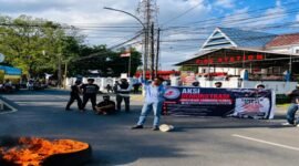 Sejumlah aktivis yang mengatasnamakan Aktivis Pemuda dan Mahasiswa Sulawesi Selatan
