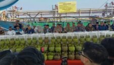 Sejumlah barang bukti berupa tabung LPG subsidi ditampilkan dalam konferensi pers pengungkapan jaringan penyalahgunaan BBM dan LPG subsidi yang digelar Ditreskrimsus Polda Sulsel di Pelabuhan Makassar.