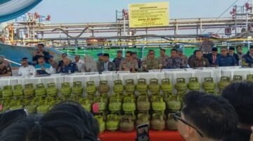 Sejumlah barang bukti berupa tabung LPG subsidi ditampilkan dalam konferensi pers pengungkapan jaringan penyalahgunaan BBM dan LPG subsidi yang digelar Ditreskrimsus Polda Sulsel di Pelabuhan Makassar.