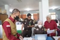 Tim Penyidik Tindak Pidana Khusus (Pidsus) Kejaksaan Tinggi Sulawesi Selatan (Kejati Sulsel) memeriksa dokumen dan data elektronik saat melakukan penggeledahan di Kantor Dinas Pendidikan (Disdik) Sulsel, Makassar, Rabu (17/6/2026).
