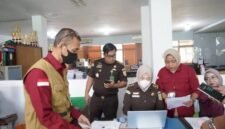 Tim Penyidik Tindak Pidana Khusus (Pidsus) Kejaksaan Tinggi Sulawesi Selatan (Kejati Sulsel) memeriksa dokumen dan data elektronik saat melakukan penggeledahan di Kantor Dinas Pendidikan (Disdik) Sulsel, Makassar, Rabu (17/6/2026).