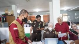 Tim Penyidik Tindak Pidana Khusus (Pidsus) Kejaksaan Tinggi Sulawesi Selatan (Kejati Sulsel) memeriksa dokumen dan data elektronik saat melakukan penggeledahan di Kantor Dinas Pendidikan (Disdik) Sulsel, Makassar, Rabu (17/6/2026).