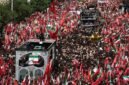Jutaan warga Iran memadati jalan-jalan di Teheran untuk mengikuti prosesi pemakaman Ayatollah Ali Khamenei. (Foto: via REUTERS/Majid Asgaripour)