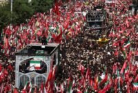 Jutaan warga Iran memadati jalan-jalan di Teheran untuk mengikuti prosesi pemakaman Ayatollah Ali Khamenei. (Foto: via REUTERS/Majid Asgaripour)