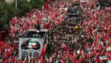 Jutaan warga Iran memadati jalan-jalan di Teheran untuk mengikuti prosesi pemakaman Ayatollah Ali Khamenei. (Foto: via REUTERS/Majid Asgaripour)