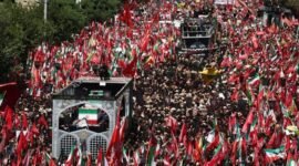 Jutaan warga Iran memadati jalan-jalan di Teheran untuk mengikuti prosesi pemakaman Ayatollah Ali Khamenei. (Foto: via REUTERS/Majid Asgaripour)