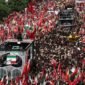 Jutaan warga Iran memadati jalan-jalan di Teheran untuk mengikuti prosesi pemakaman Ayatollah Ali Khamenei. (Foto: via REUTERS/Majid Asgaripour)
