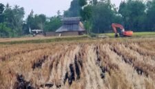 Sebuah ekskavator terlihat berada di area persawahan di Dusun Ciniayo, Desa Pannyangkalang, Kabupaten Gowa.