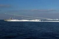 Garda Revolusi Iran menembakkan roket dari sejumlah kapal perang saat menggelar latihan militer di perairan Teluk. Foto: AFP.