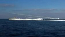 Garda Revolusi Iran menembakkan roket dari sejumlah kapal perang saat menggelar latihan militer di perairan Teluk. Foto: AFP.