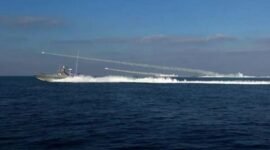 Garda Revolusi Iran menembakkan roket dari sejumlah kapal perang saat menggelar latihan militer di perairan Teluk. Foto: AFP.