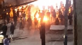 Tangkapan layar video yang memperlihatkan detik-detik massa membakar satu unit motor trail usai bentrok antara geng motor dan warga di Jalan Veteran Selatan, Kota Makassar.