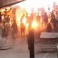 Tangkapan layar video yang memperlihatkan detik-detik massa membakar satu unit motor trail usai bentrok antara geng motor dan warga di Jalan Veteran Selatan, Kota Makassar.