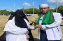 Penyerahan piala Juara I kepada salah satu peserta dalam rangkaian kegiatan yang berlangsung di lapangan terbuka.