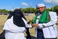Penyerahan piala Juara I kepada salah satu peserta dalam rangkaian kegiatan yang berlangsung di lapangan terbuka.